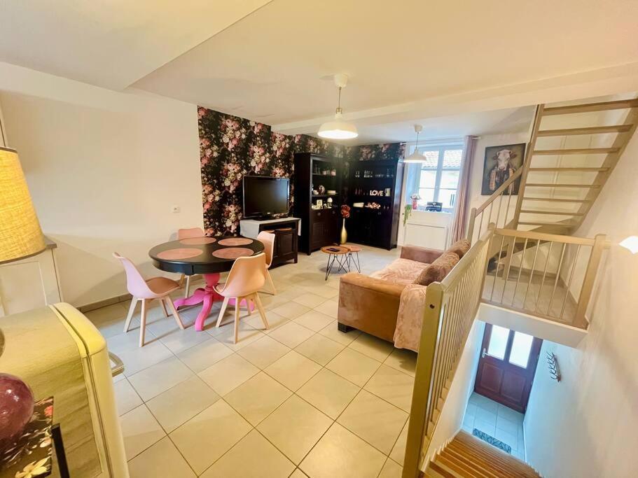 Magnifique Maison De Ville Morestel Екстериор снимка